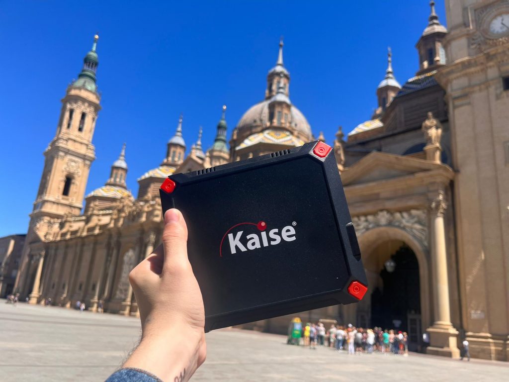 Primera parada de nuestras baterías Kaise, ¡Zaragoza! Conecta todos tus dispositivos electrónicos y disfruta al máximo de tus vacaciones al aire libre.